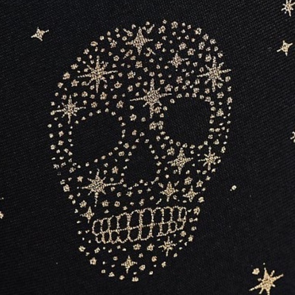 TORRID ACTIVE CROP LEGGING - PERFORMANCE CORE FOIL STAR & SKULL BLACK - Picture 4 of 8